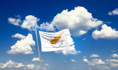 Foto de Ondeando bandera en el hermoso cielo con nubes - Imagen libre de derechos