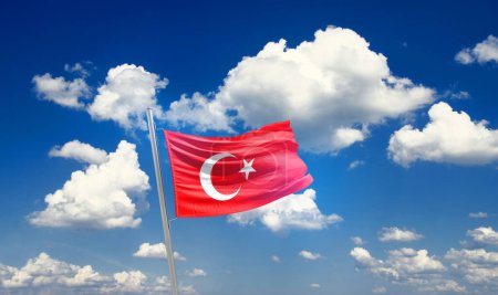 Téléchargez les photos : Turquie agitant le drapeau dans un ciel magnifique avec des nuages - en image libre de droit