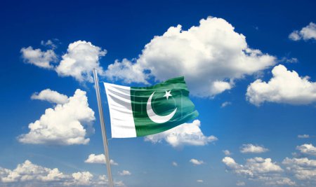 Téléchargez les photos : Drapeau du Pakistan agitant un beau ciel avec des nuages - en image libre de droit