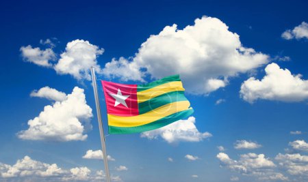 Téléchargez les photos : Togo agitant le drapeau dans un ciel magnifique avec des nuages - en image libre de droit