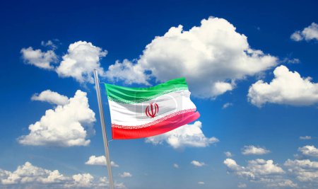 Foto de Irán ondeando bandera en hermoso cielo con nubes - Imagen libre de derechos
