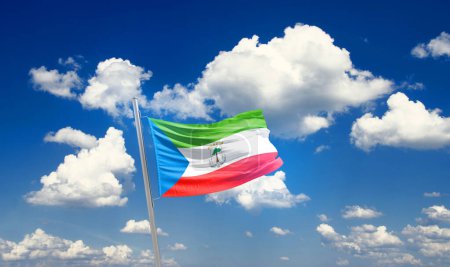 Foto de Guinea Ecuatorial ondeando bandera en hermoso cielo con nubes - Imagen libre de derechos