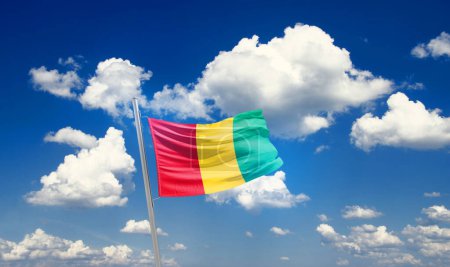 Téléchargez les photos : Drapeau de Guinée agitant un beau ciel avec des nuages - en image libre de droit