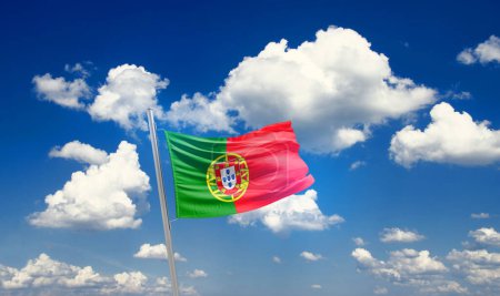 Foto de Portugal ondeando bandera en hermoso cielo con nubes - Imagen libre de derechos