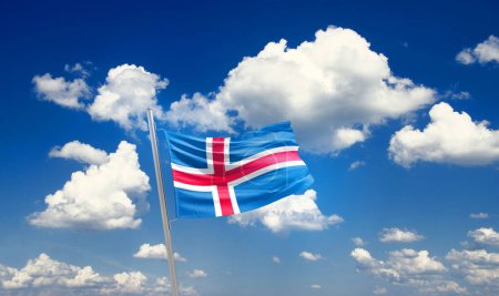 Foto de Islandia ondeando bandera en hermoso cielo con nubes - Imagen libre de derechos
