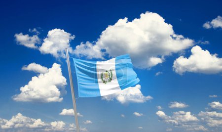 Foto de Guatemala ondeando bandera en hermoso cielo con nubes - Imagen libre de derechos
