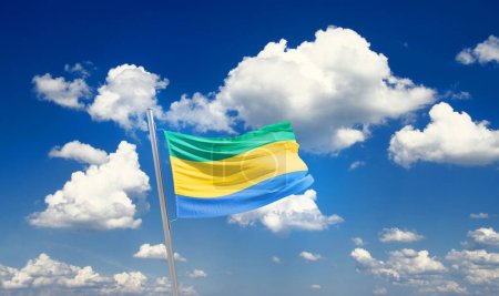 Téléchargez les photos : Drapeau du Gabon agitant un beau ciel avec des nuages - en image libre de droit