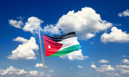Téléchargez les photos : Jordan agitant le drapeau dans un ciel magnifique avec des nuages - en image libre de droit