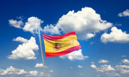 Foto de Bandera de España ondeando en hermoso cielo con nubes - Imagen libre de derechos