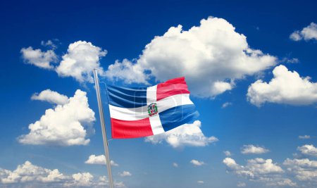 Foto de República Dominicana ondeando bandera en hermoso cielo con nubes - Imagen libre de derechos