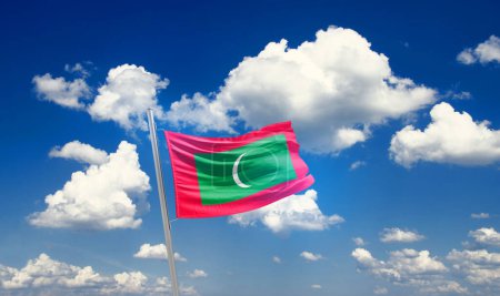 Foto de Maldivas ondeando bandera en el hermoso cielo con nubes - Imagen libre de derechos