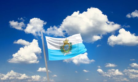 Foto de Bandera de San Marino ondeando en hermoso cielo con nubes - Imagen libre de derechos