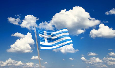 Téléchargez les photos : Grèce agitant le drapeau dans un ciel magnifique avec des nuages - en image libre de droit