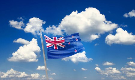 Foto de Nueva Zelanda ondeando bandera en el hermoso cielo con nubes - Imagen libre de derechos