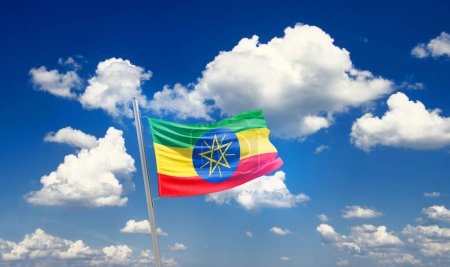 Téléchargez les photos : Éthiopie agitant le drapeau dans un ciel magnifique avec des nuages - en image libre de droit