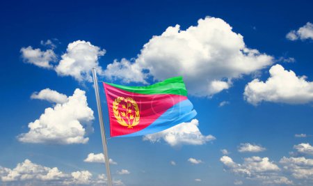 Téléchargez les photos : Érythrée agitant le drapeau dans un ciel magnifique avec des nuages - en image libre de droit