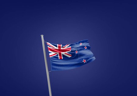 Téléchargez les photos : Drapeau néo-zélandais contre bleu foncé - en image libre de droit