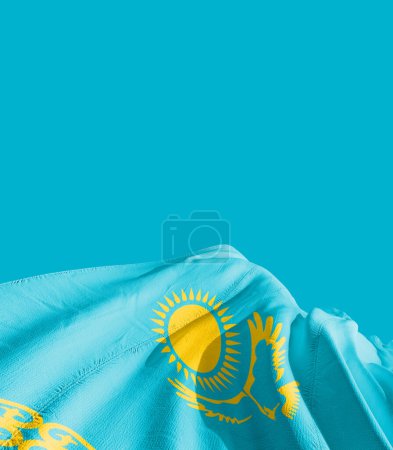 Foto de Bandera de Kazajstán contra azul - Imagen libre de derechos