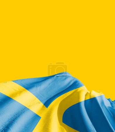 Foto de Bandera de Suecia contra amarillo - Imagen libre de derechos
