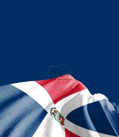 Foto de Bandera de República Dominicana contra azul oscuro - Imagen libre de derechos