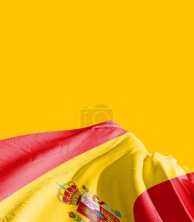 Foto de Bandera de España contra amarillo - Imagen libre de derechos
