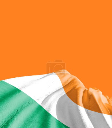Foto de Bandera de Irlanda contra naranja - Imagen libre de derechos