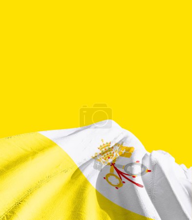Téléchargez les photos : Drapeau du Vatican contre jaune - en image libre de droit