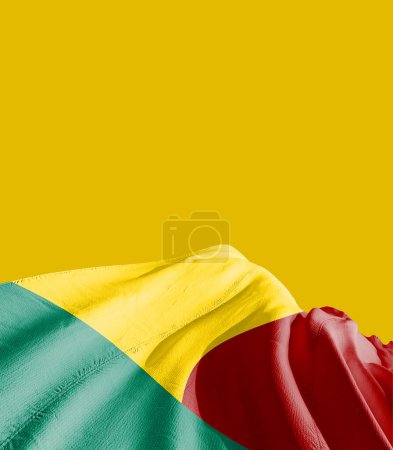 Foto de Bandera de Benín contra amarillo - Imagen libre de derechos