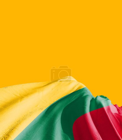 Foto de Bandera de Lituania contra amarillo - Imagen libre de derechos