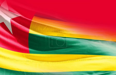 Téléchargez les photos : Togo agitant le drapeau de près - en image libre de droit