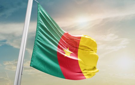Téléchargez les photos : Cameroon waving flag against sky - en image libre de droit
