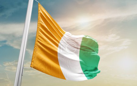 Téléchargez les photos : Ivory island waving flag against sky - en image libre de droit