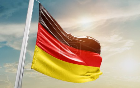 Téléchargez les photos : Allemagne agitant le drapeau contre le ciel - en image libre de droit