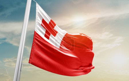 Foto de Tonga waving flag against sky - Imagen libre de derechos