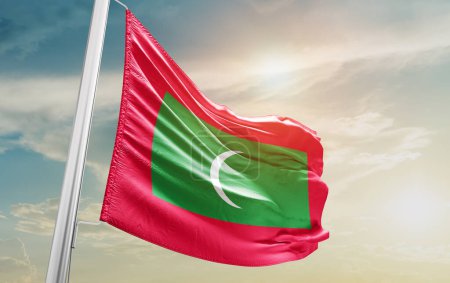 Téléchargez les photos : Maldives waving flag against sky - en image libre de droit