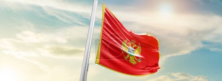 Foto de Montenegro bandera contra el cielo - Imagen libre de derechos
