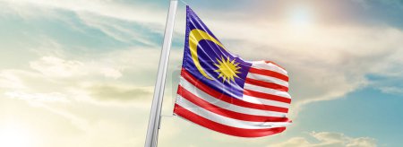 Téléchargez les photos : Drapeau Malaisie contre ciel - en image libre de droit