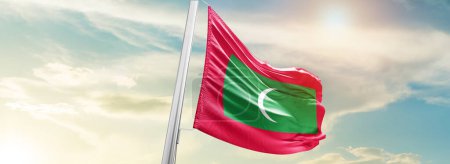 Téléchargez les photos : Drapeau des Maldives contre ciel - en image libre de droit