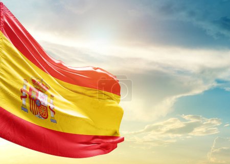 Téléchargez les photos : Drapeau d'Espagne contre ciel - en image libre de droit