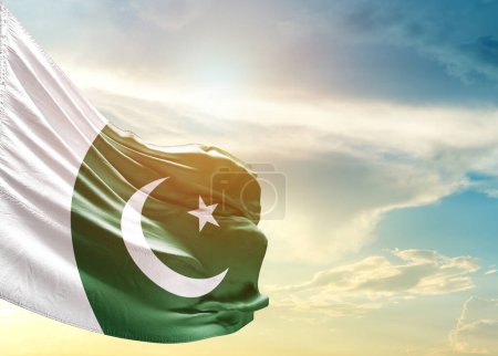 Téléchargez les photos : Drapeau du Pakistan contre ciel - en image libre de droit