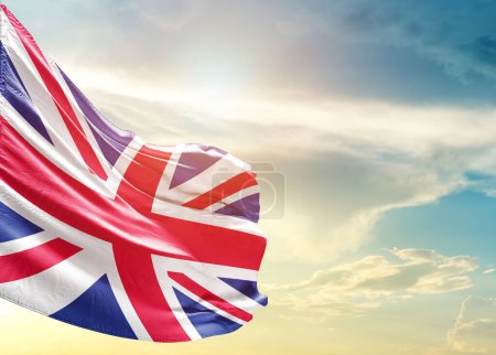Téléchargez les photos : Royaume-Uni drapeau contre ciel - en image libre de droit