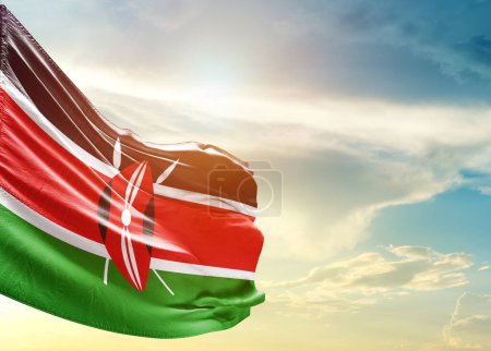 Téléchargez les photos : Drapeau Kenya contre ciel - en image libre de droit