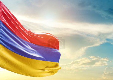 Téléchargez les photos : Drapeau Arménie contre ciel - en image libre de droit