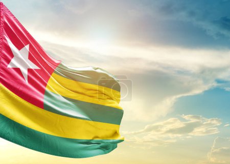 Téléchargez les photos : Togo drapeau contre ciel - en image libre de droit