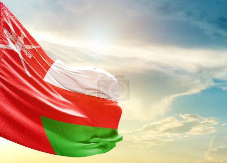 Téléchargez les photos : Oman drapeau contre ciel - en image libre de droit