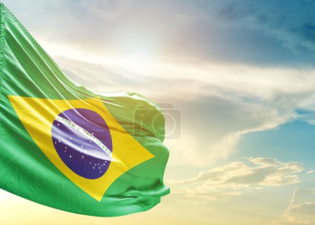 Téléchargez les photos : Drapeau Brésil contre ciel - en image libre de droit