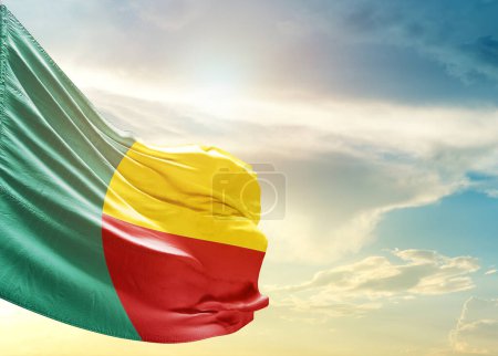Foto de Bandera de Benín contra el cielo - Imagen libre de derechos