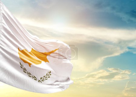 Foto de Bandera de Chipre contra cielo - Imagen libre de derechos