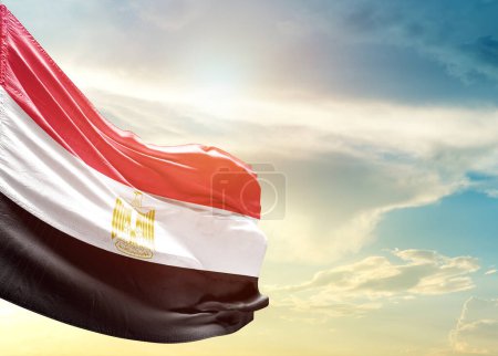 Téléchargez les photos : Drapeau Egypte contre ciel - en image libre de droit