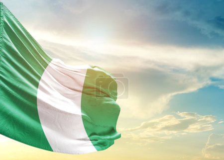 Téléchargez les photos : Drapeau Nigéria contre ciel - en image libre de droit